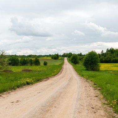Kırsalda boş bir yol