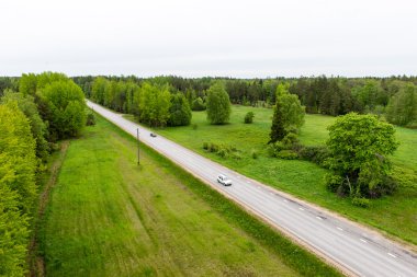 Kırsalda boş bir yol