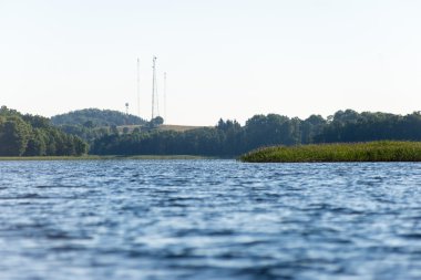 Sakin göl kenarında simetrik yansımalar