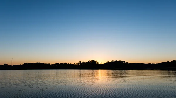 Symmetriska reflektioner på lugn sjö — Stockfoto