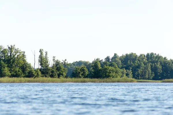 Reflexiones simétricas sobre el lago tranquilo — Foto de Stock