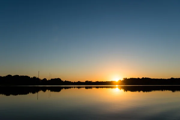 Reflexões simétricas sobre lago calmo — Fotografia de Stock
