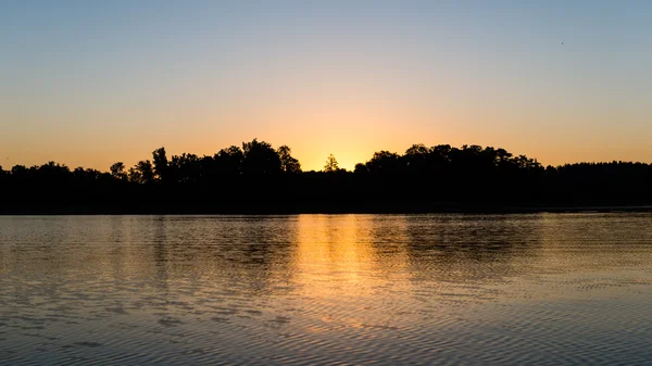 Riflessioni simmetriche sul lago calmo — Foto Stock