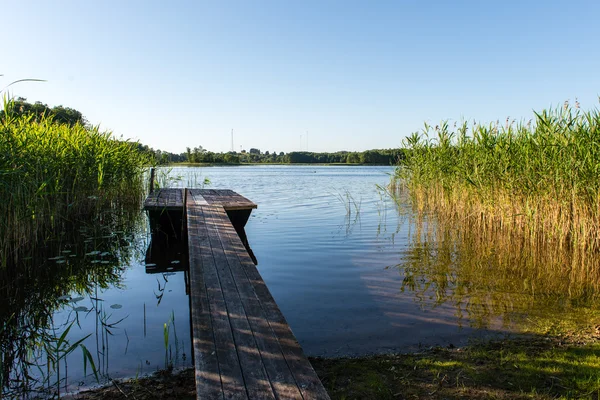 Symmetrische reflecties op rustige lake — Stockfoto