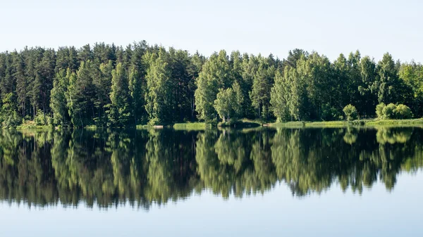 Symmetrische reflecties op rustige lake — Stockfoto