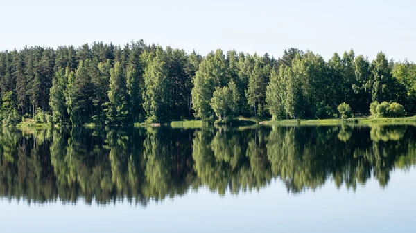 Reflexiones simétricas sobre el lago tranquilo — Foto de Stock