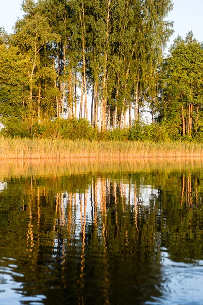 Symetrický odrazy na klidné jezero — Stock fotografie