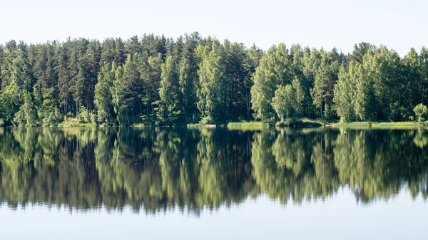 평온한 호수에 대칭 반사 — 스톡 사진
