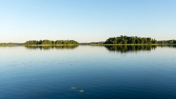 Riflessioni simmetriche sul lago calmo — Foto Stock