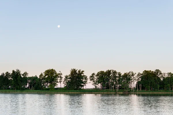 Symetrický odrazy na klidné jezero — Stock fotografie