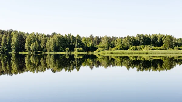 Symmetrische reflecties op rustige lake — Stockfoto