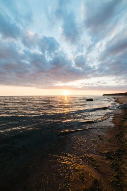 Deniz sahilde kırmızı dramatik günbatımı