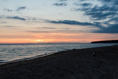 Deniz sahilde kırmızı dramatik günbatımı