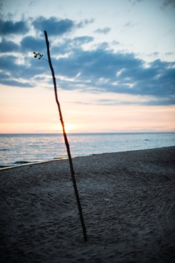 Deniz sahilde kırmızı dramatik günbatımı