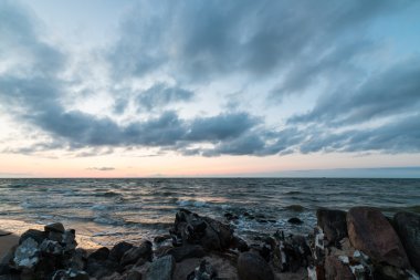 Deniz sahilde kırmızı dramatik günbatımı