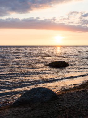 Deniz sahilde kırmızı dramatik günbatımı