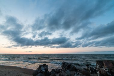 Deniz sahilde kırmızı dramatik günbatımı