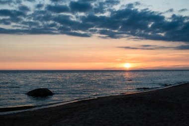 Deniz sahilde kırmızı dramatik günbatımı