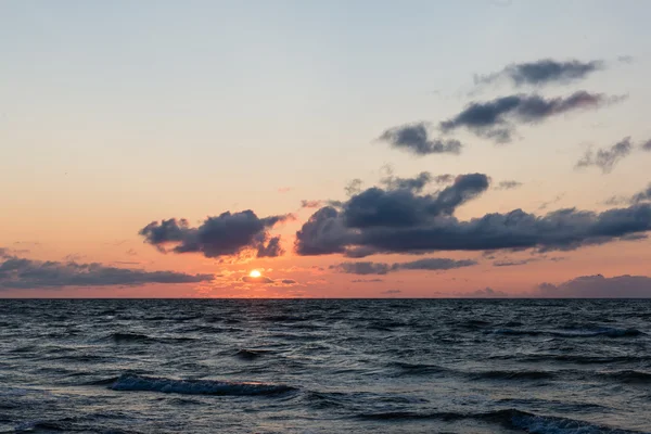 Červené dramatické západ slunce na pláži moře — Stock fotografie