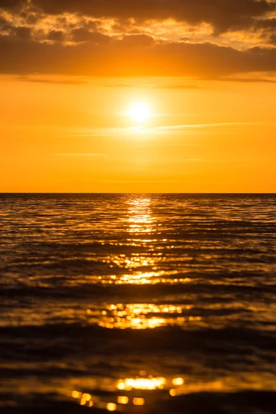 Orange dramatischer Sonnenuntergang am Strand des Meeres — Stockfoto