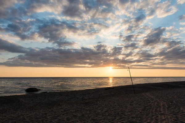 Rojo dramático atardecer en la playa del mar — Foto de Stock