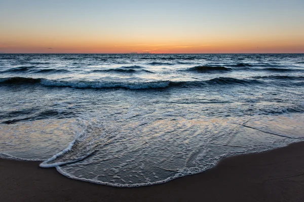 Rosso drammatico tramonto sulla spiaggia del mare — Foto Stock