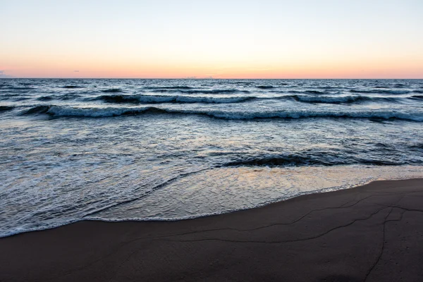 Rosso drammatico tramonto sulla spiaggia del mare — Foto Stock