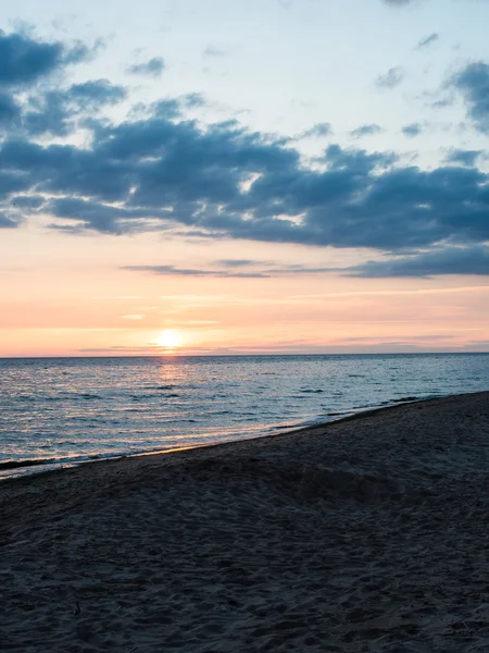 Roter dramatischer Sonnenuntergang am Meeresstrand — Stockfoto