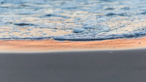 Pôr do sol dramático vermelho na praia do mar — Fotografia de Stock