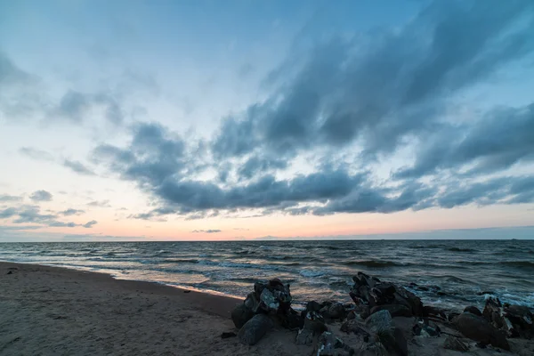 Rojo dramático atardecer en la playa del mar — Foto de Stock