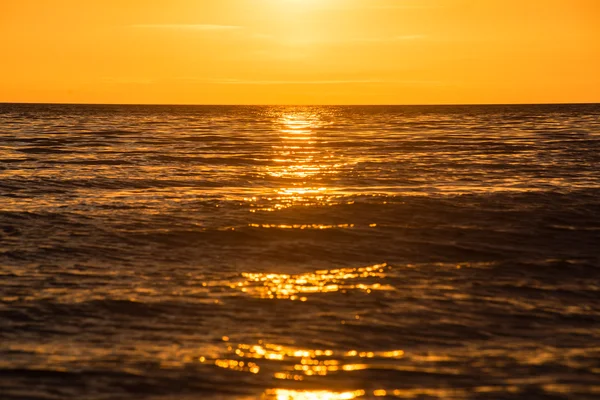 Laranja pôr do sol dramático na praia do mar — Fotografia de Stock