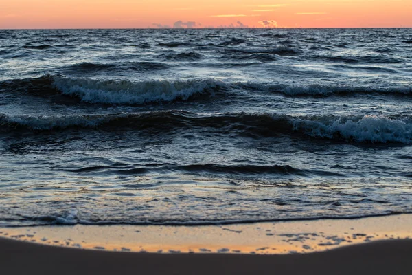 Rojo dramático atardecer en la playa del mar — Foto de Stock