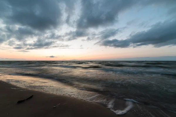 Rojo dramático atardecer en la playa del mar — Foto de Stock