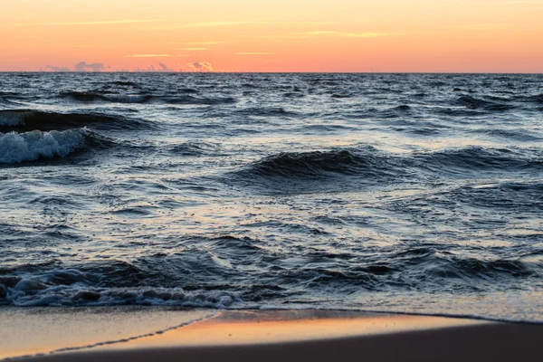 Rosso drammatico tramonto sulla spiaggia del mare — Foto Stock