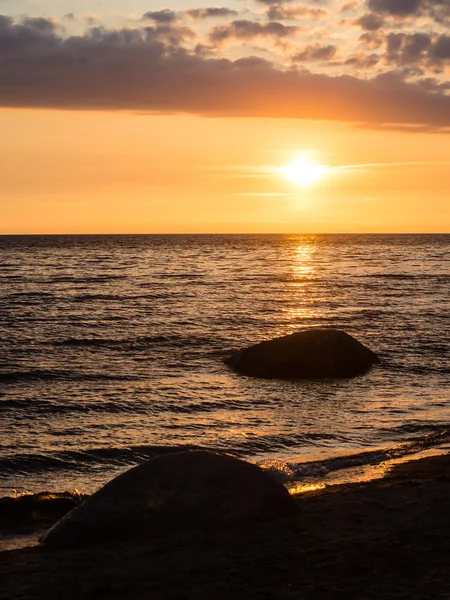 Pomarańczowy dramatyczny zachód słońca na plaży — Zdjęcie stockowe