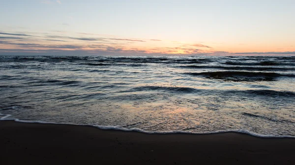 Rosso drammatico tramonto sulla spiaggia del mare — Foto Stock