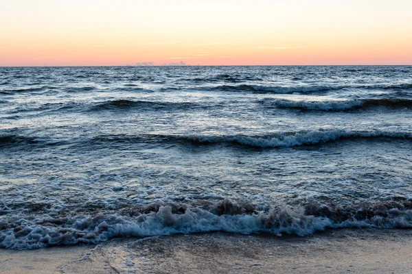 แดง ดราม่า ซันเซ็ต บนชายหาด — ภาพถ่ายสต็อก