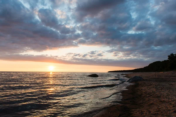 Roter dramatischer Sonnenuntergang am Meeresstrand — Stockfoto