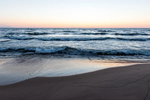 Červené dramatické západ slunce na pláži moře — Stock fotografie