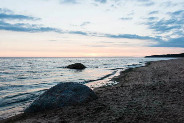 Coucher de soleil spectaculaire rouge sur la plage de la mer — Photo