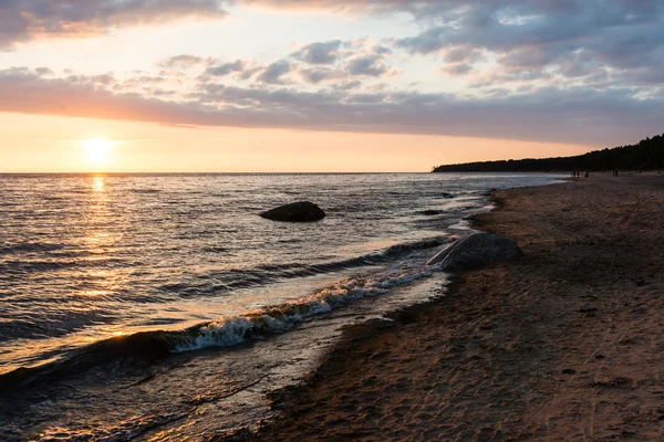 Röd dramatiska solnedgången på havsstranden — Stockfoto