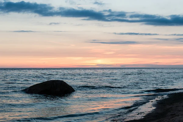 Czerwony dramatyczne zachód słońca na plaży — Zdjęcie stockowe