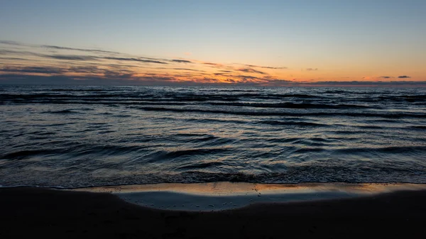 Rosso drammatico tramonto sulla spiaggia del mare — Foto Stock