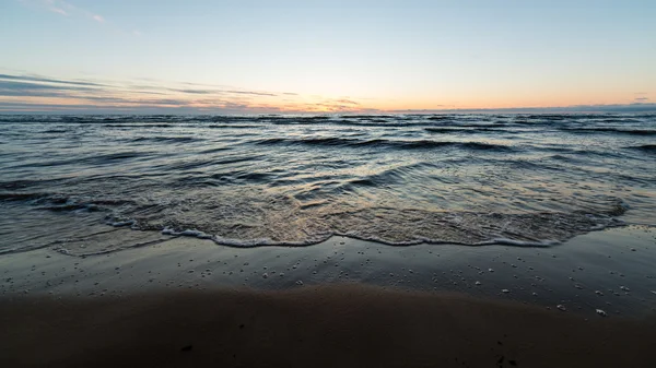 Rosso drammatico tramonto sulla spiaggia del mare — Foto Stock