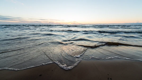 Czerwony dramatyczne zachód słońca na plaży — Zdjęcie stockowe