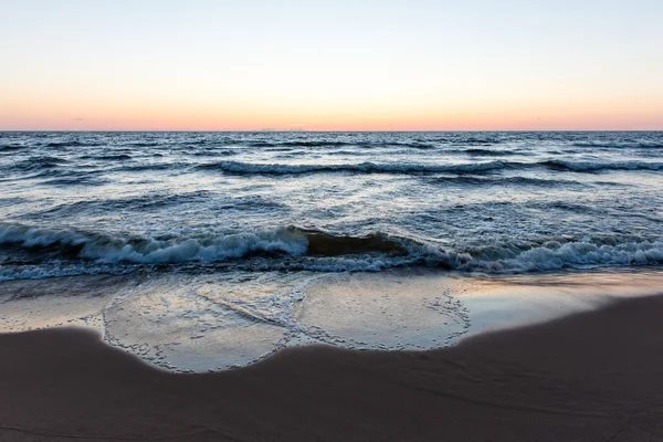 Rojo dramático atardecer en la playa del mar — Foto de Stock