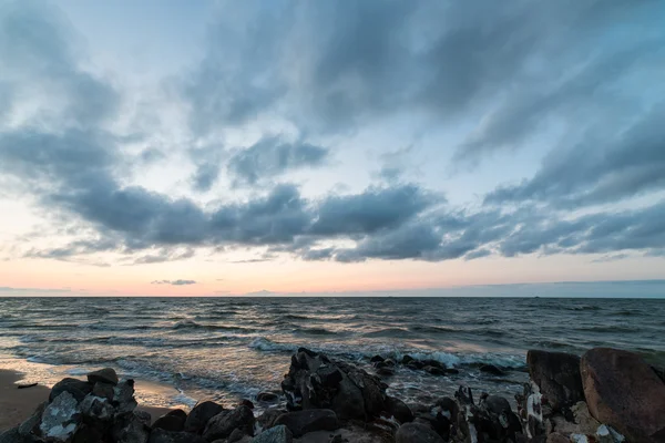 Czerwony dramatyczne zachód słońca na plaży — Zdjęcie stockowe