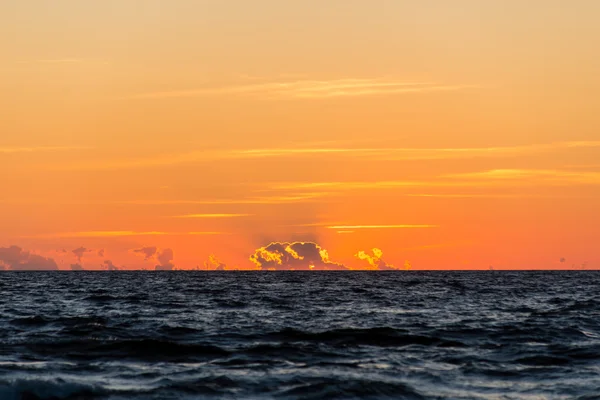 Roter dramatischer Sonnenuntergang am Meeresstrand — Stockfoto
