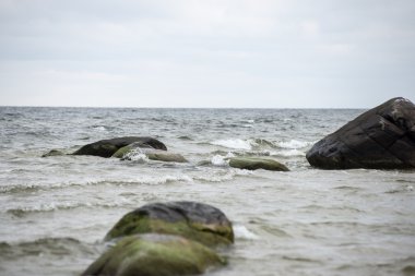 Kayalık sonbahar plaj dalgalar kayalar çökmesini ile