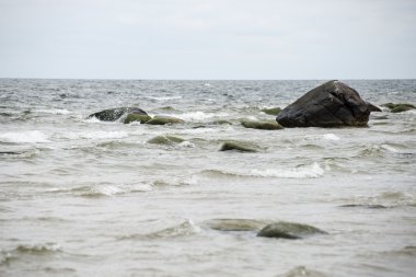 Kayalık sonbahar plaj dalgalar kayalar çökmesini ile